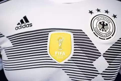 Adidas hofft auf ähnlich gute Geschäfte wie im Fußball-Weltmeisterjahr 2014. Das Foto zeigt das Trikot der deutschen Herren-Fußb
