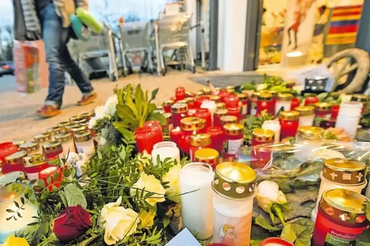Mit in der Nähe des Tatortes abgelegten Blumen und Kerzen bekundeten Bürger nach der Bluttat von Kandel ihre Anteilnahme.