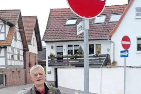 Die Inszenierung für das Foto mit den Durchfahrt-Verboten-Schildern hat Schantz besonders gut für ein Porträt von sich gefallen.