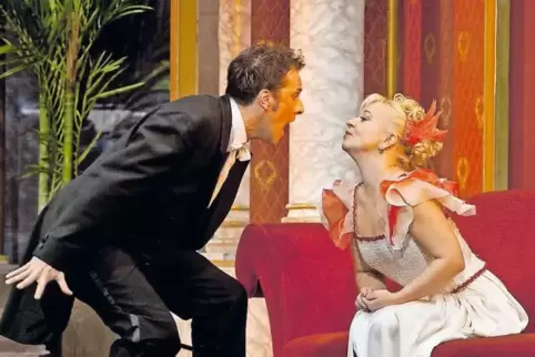 Die schöne und reiche Gräfin Mariza kann sich vor Heiratskandidaten kaum retten.