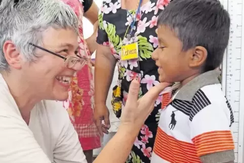 Carolina de Magalhaes Mayer kümmert sich unter anderem um die Gesundheit guatemaltekischer Kinder und Familien. Hier misst sie e