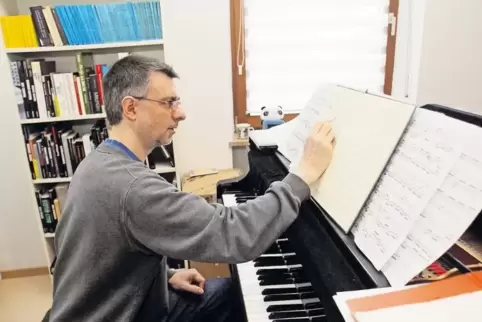 Daniel Seel schreibt seine Kompositionen am heimischen Klavier.
