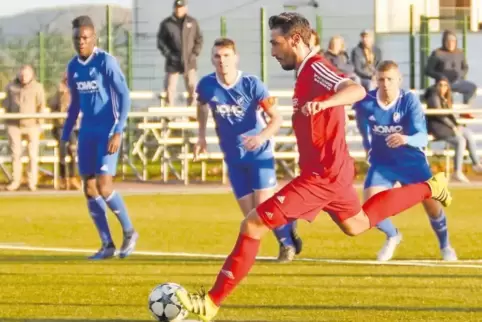 Hat bisher laut Trainer Jürgen Giehl das Spiel nach vorne belebt: ASV-Neuzugang Daniel Ghoul, der hier gegen die SG Rieschweiler