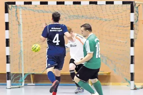 Der Wendepunkt im Endspiel: Gauersheim (grüne Trikots) gleicht zum 1:1 gegen die SG Münchweiler/Alsenbrück-Langmeil aus.