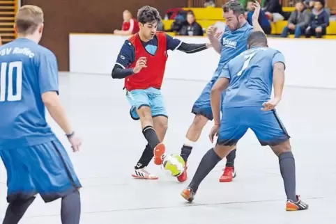 Das geht ja gut los: Der Partnerschaftsverein (blaue Trikots) besiegt in seinem Auftaktspiel die Orientkicker mit 1:0.
