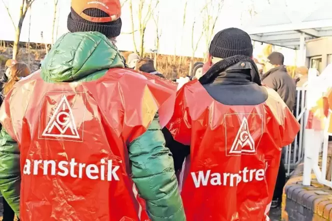 So wie gestern in Berlin ruft die IG Metall in diesen Tagen bundesweit zu Warnstreiks auf . So wie gestern in Berlin ruft die IG Metall in diesen Tagen bundesweit zu Warnstreiks auf .