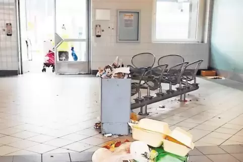 Der Zweibrücker Bahnhof bietet häufig keinen schönen Anblick. So sah es am Montag aus: Die Mülleimer quellen über, und der Abfal