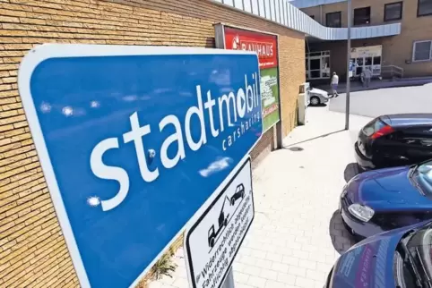 Carsharing-Autos von Stadtmobil Karlsruhe stehen auch in Landau (hier am Hauptbahnhof).