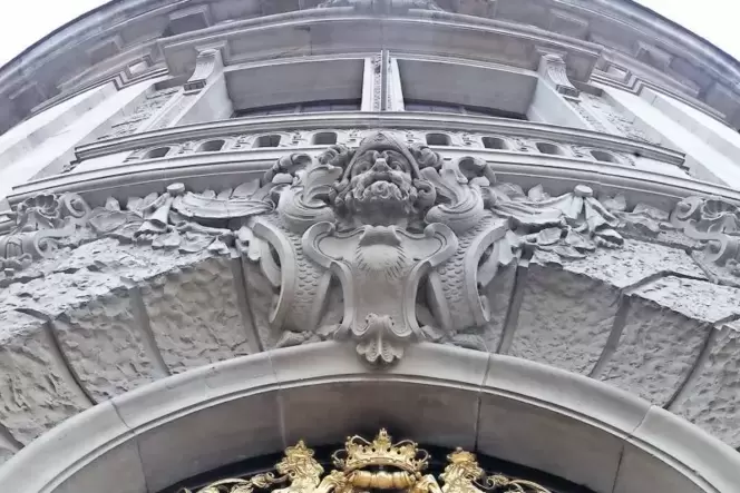 Vorbild für das 1900 bis 1903 errichtete Gerichtsgebäude im Marienring war der Münchner Justizpalast. Vorbild für das 1900 bis 1903 errichtete Gerichtsgebäude im Marienring war der Münchner Justizpalast.