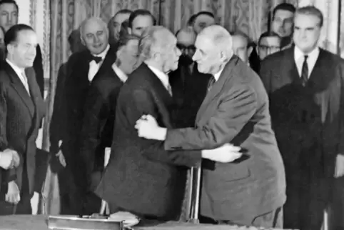 Am 22. Januar 1963 unterzeichneten Konrad Adenauer und Charles de Gaulle den Elysée-Vertrag, der die „Erbfeindschaft“ zwischen D