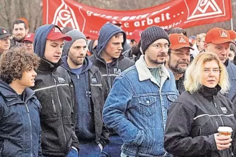 Ge- und entschlossen: PFW-Belegschaft gestern beim Warnstreik vor dem Werkstor.
