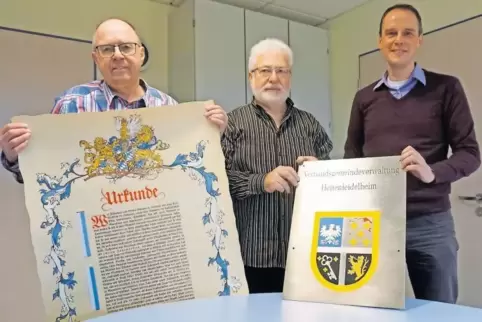 Überbleibsel der VG Hettenleidelheim wie eine Urkunde zu Marktrechten und das Metallschild am Verwaltungsgebäude hat Büroleiter 