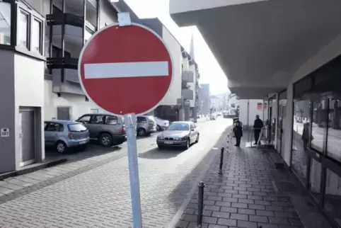Das Verkehrsschild mit dem Hinweis „Einfahrt verboten“ wird noch nicht von allen Autofahrern beachtet. Aber zumindest in der Mit