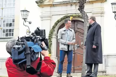 Kallstadts Bürgermeister Thomas Jaworek (rechts) hat bislang vor allem Medienvertreter durch Kallstadt geführt. Heute zeigt er e