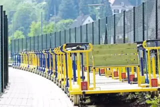 Fein säuberlich aufgereiht warten die Draisinen im Mai 2000 auf ihren ersten Einsatz.