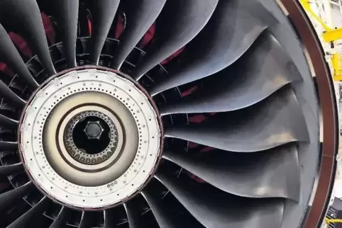 Die Triebwerke der deutschen Wirtschaft laufen auf vollen Touren. Unser Bild zeigt die Fertigung eines Flugzeugantriebs am brand