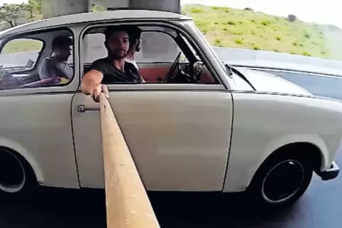 Mit einer Kamera auf einem Besenstiel wurde gefilmt.