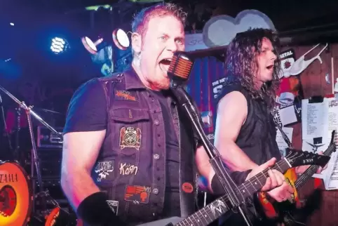 Chris Beck (links) und Alex Petry von „Metakilla“. Wie der Name andeutet, covert die Gruppe Titel von „Metallica“.