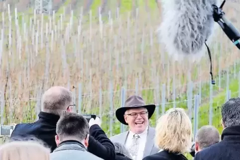 Ein Stetson macht sich für einen Amerikaner immer gut: James Herman vor der Kulisse des Saumagens, ganz links RHEINPFALZ-Redakte
