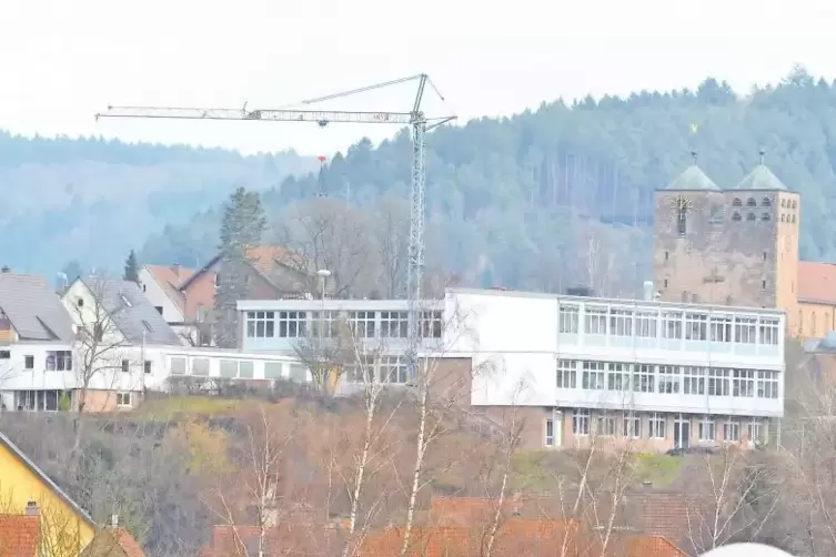 Um ein Stockwerk wuchs die Grundschule in Waldfischbach-Burgalben nach oben. Links im flachen weißen Anbau – das war zuvor nur e