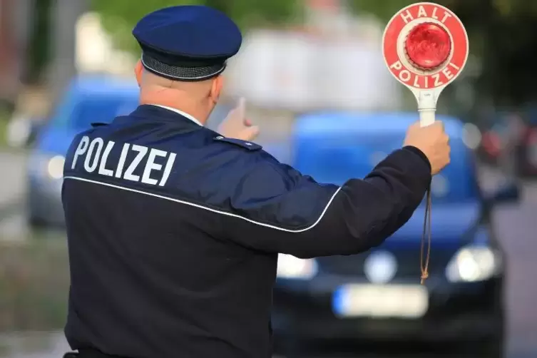 In Kaiserslautern wurde ein Ermittlungsverfahren gegen einen 70-Jährigen eingeleitet, weil er sich vehement der Polizeikontrolle