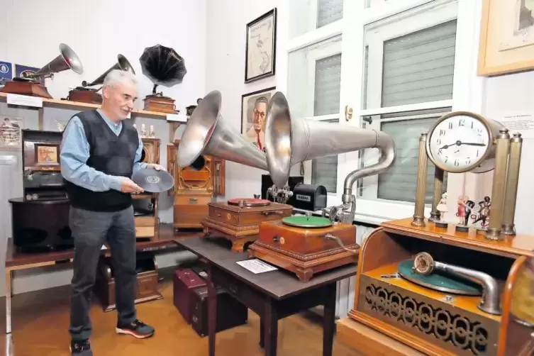 Die Zeit läuft: Wilfried Sartor schließt sein Museum und verkleinert seine Sammlung von Grammophonen und Zubehör.