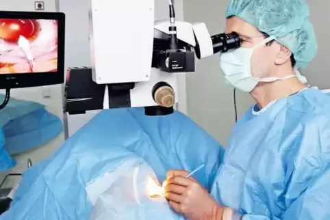 Der Landauer Augenarzt Klaus-Michael Jörg operiert den Grauen Star am linken Auge von Iris Keys. Drei Wochen später wird das and