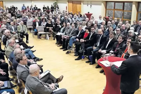 Gespannt hören Ratsmitglieder und Publikum die Amtsantrittsrede von Bürgermeister Frank Rüttger.