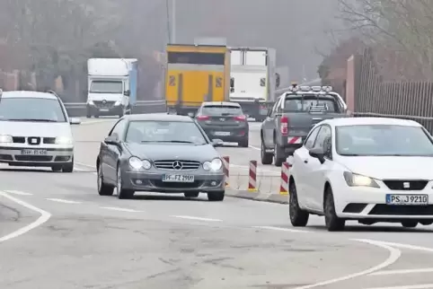 Über eine geschützte Linksabbiegerspur ist beispielsweise Birkweiler an die B 10 angebunden.