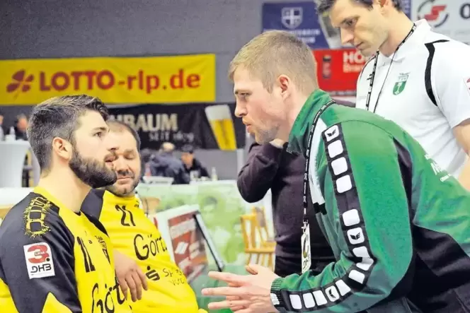 Steffen Christmann (Zweiter von rechts) und Steffen Bühler (rechts) haben eine schwierige Mission zu erfüllen. Sie wollen den Dr Steffen Christmann (Zweiter von rechts) und Steffen Bühler (rechts) haben eine schwierige Mission zu erfüllen. Sie wollen den Dr