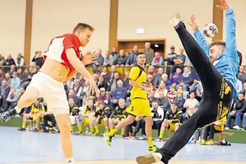 Dem Spiel von Philipp Mohra, hier im Duell mit Mundenheims Keeper Nico Klein, würde Bitburg mit einer 6-0-Abwehr entgegenkommen.