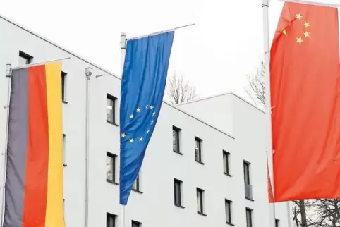 Neben der deutschen und der europäischen Flagge weht in Hoppstädten-Weiersbach ganz selbstverständlich auch die chinesische.