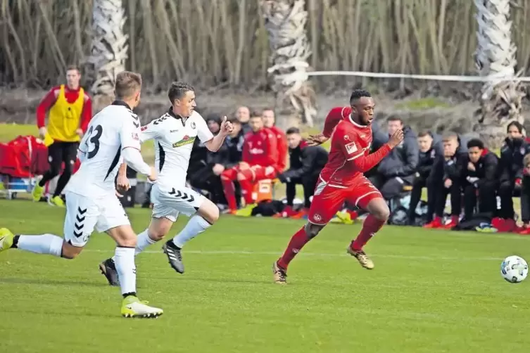 Nach der Zwangspause zum Jahresende wieder flott unterwegs: FCK-Stürmer Osayamen Osawe (rechts).