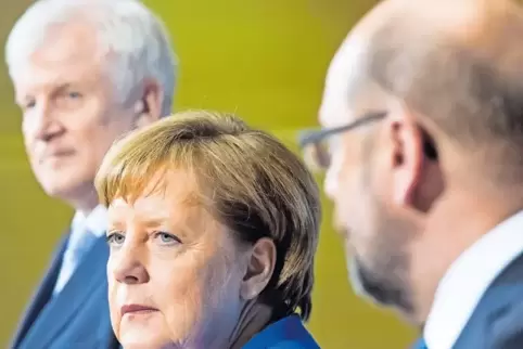 Geschafft: Bundeskanzlerin Angela Merkel mit dem SPD-Vorsitzenden Martin Schulz (rechts) und CSU-Chef Horst Seehofer.