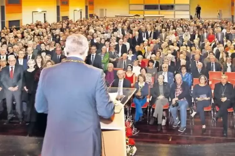 Großes Publikum: Oberbürgermeister Hansjörg Eger bei seiner Rede gestern Abend in der Stadthalle. Erstmals waren 150 Sitzplätze 