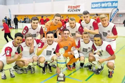 Um diesen Pokal geht es auch bei der 39. Stadtmeisterschaft. Das Bild zeigt das Siegerteam von 2017, den 1. FC Kaiserslautern II