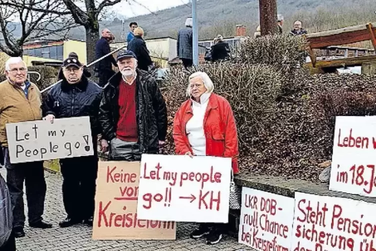 Befürworter einer Fusion der VG Alsenz-Obermoschel mit einer VG im Kreis Bad Kreuznach demonstrierten vor der Halle mit Plakaten