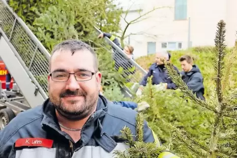 Karsten Lahm ist Jugendfeuerwehrwart in Contwig und hat am Samstag mit fünf JFW-Leuten in Contwig und Stambach die Christbäume e