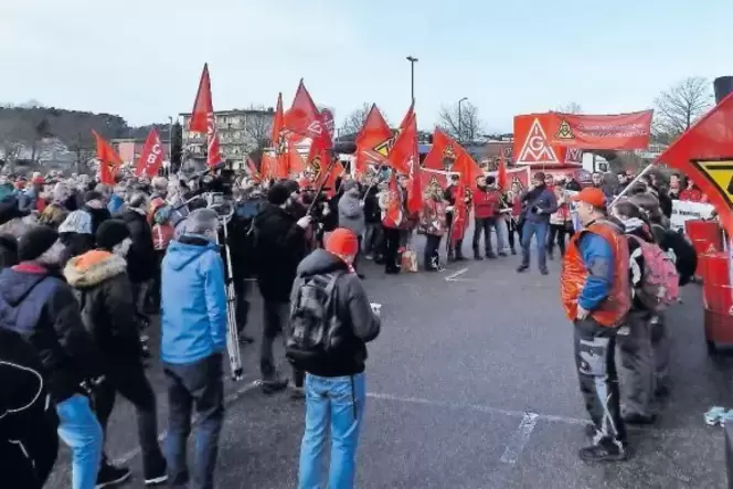 Rund 2000 Mitarbeiter von Bosch und Bosch-Rexroth unterstützten am Mittwoch in Homburg die Forderung der Gewerkschaft IG Metall Rund 2000 Mitarbeiter von Bosch und Bosch-Rexroth unterstützten am Mittwoch in Homburg die Forderung der Gewerkschaft IG Metall