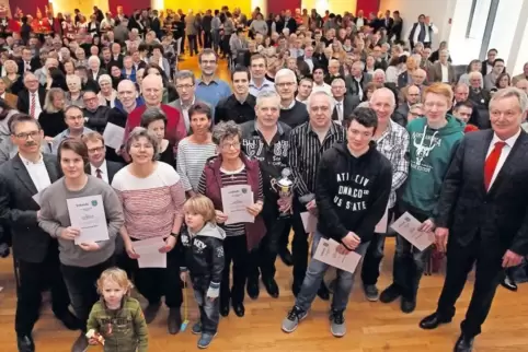 Viele erfolgreiche Sportler wurden von Bürgermeister Tielebörger (re.) ausgezeichnet.