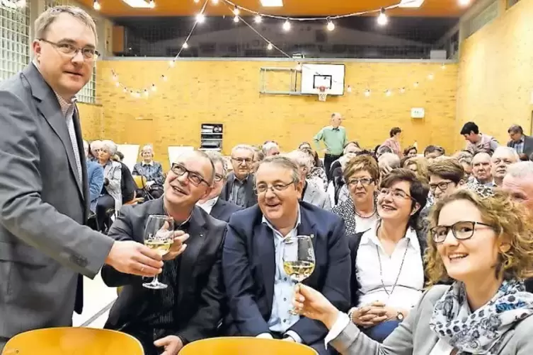 Darauf ein Glas Kallstadter Wein: Bürgermeister Thomas Jaworek prostet Weinprinzessin Katrin Weisenborn zu. Mit einem kurzweilig