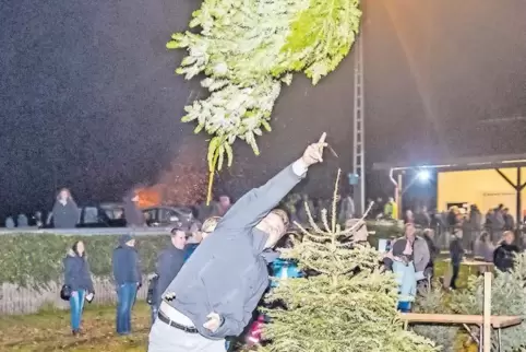 Höher, schneller, vor allem aber weiter: Beim Tannenbaum-Weitwurf konnten die Teilnehmer in Hütschenhausen ihre Kräfte messen.
