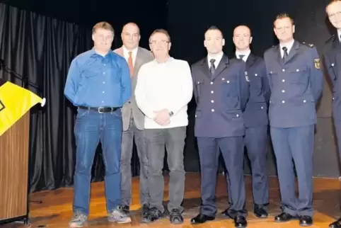 Eppsteiner Erfolgsgeschichten: Ortsvorsteher Uwe Klodt ehrte Trainer Torben Meyer (links) und Flüchtlingshelfer Heinz Zimmermann