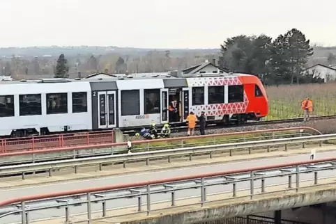 Der Zug steht: Über Stunden kam dieser Triebwagen nicht vom Fleck. So stark hatte ein Einkaufswagen im Gleisbett die Unterseite 