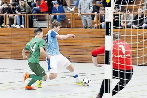 Luca-Noel Schmitt (links) und Torhüter Jannik Bockynek vom SV Lemberg stoppen in dieser Finalszene SCH-Junior David Jung.