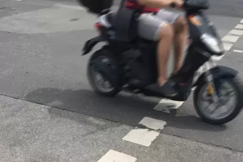 Mofaroller dürfen nur 25 Stundenkilometer schnell sein. Der 16-Jährige hat seinen technisch so verändert, dass dieser nun 65 Stu