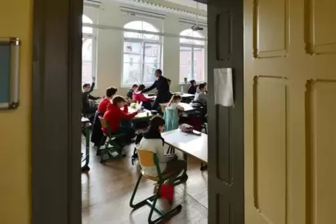 Laut Gewerkschaft sind entgegen der Ministeriumsangaben nicht alle Lehrerbestellten besetzt. Foto: dpa 