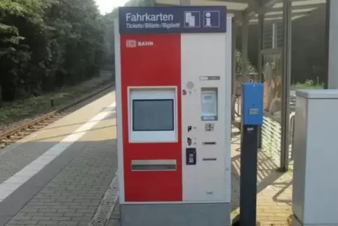 Bereits zum dritten Mal innerhalb weniger ist der Fahrkartenautomat am Bahnhof Hauenstein-Mitte aufgebrochen und beschädigt word