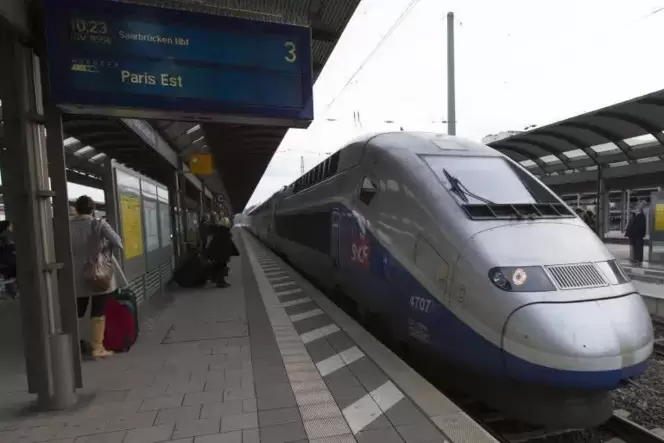 Auf der Linie von Frankfurt über Kaiserslautern nach Paris werden sowohl der französische TGV als auch der deutsche ICE eingeset Auf der Linie von Frankfurt über Kaiserslautern nach Paris werden sowohl der französische TGV als auch der deutsche ICE eingeset