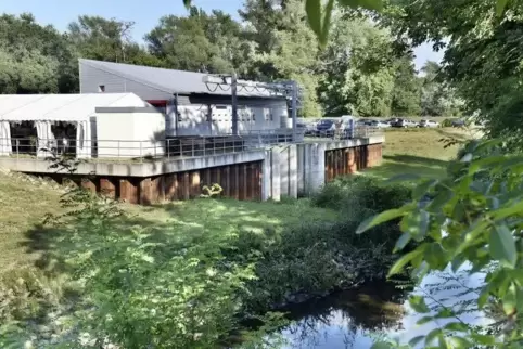 Das Pumpwerk an bei Rheingönheim. Bis hierher soll die Südspange Hochwasser aus dem Floßbach führen. Archivfoto: KUNZ